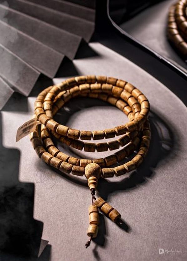 Cách sử dụng trầm hương để tạo không gian yên bình và thuận lợi cho tâm hồn và yoga.