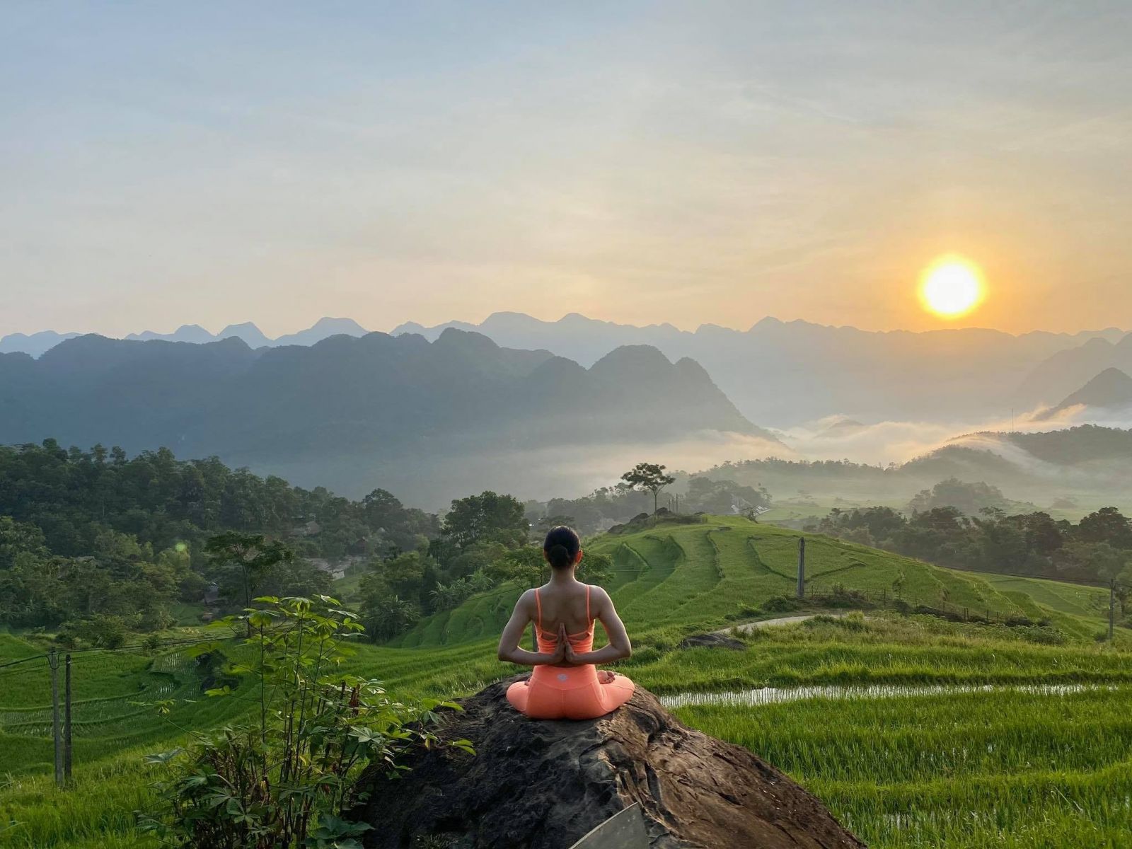 Cách chọn và đặt trầm hương tại nhà để tăng cường năng lượng tích cực.